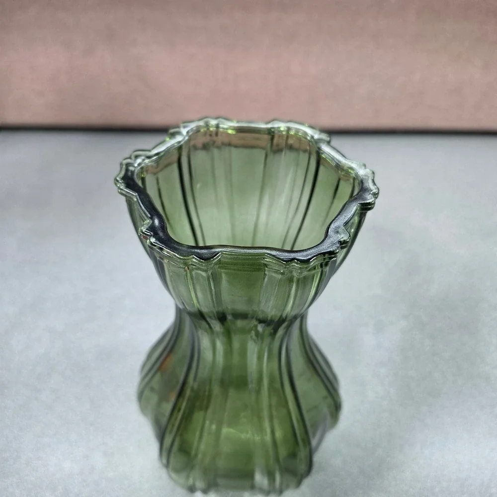 Glass Bud Vase‎ Green Excellent Ribbed Scalloped Vintage
